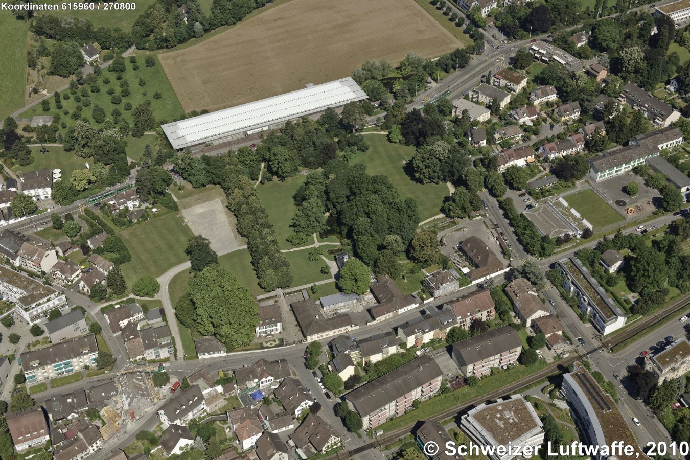 Museum 'Fondation Beyeler', gestiftet vom Basler Kunstmäzen Ernst Beyeler. Im Focus stehen Begegnungen mit Kunst, Natur und Architektur. Wechselnde (Sonder-) Ausstellungen moderner und zeitgenössischer Kunst. Bedeutend sind die Werke von Monet (Seerosen).